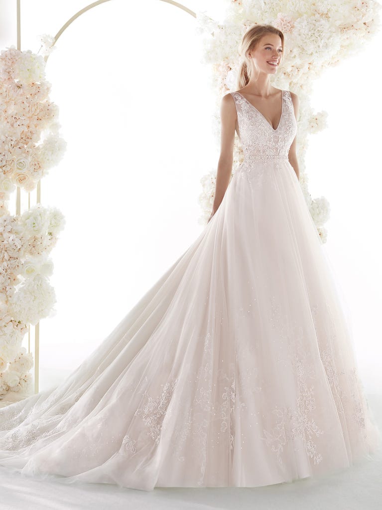 Charming mermaid dress in tulle and chantilly lace. The soft, tulle voile sleeves float like wings!
