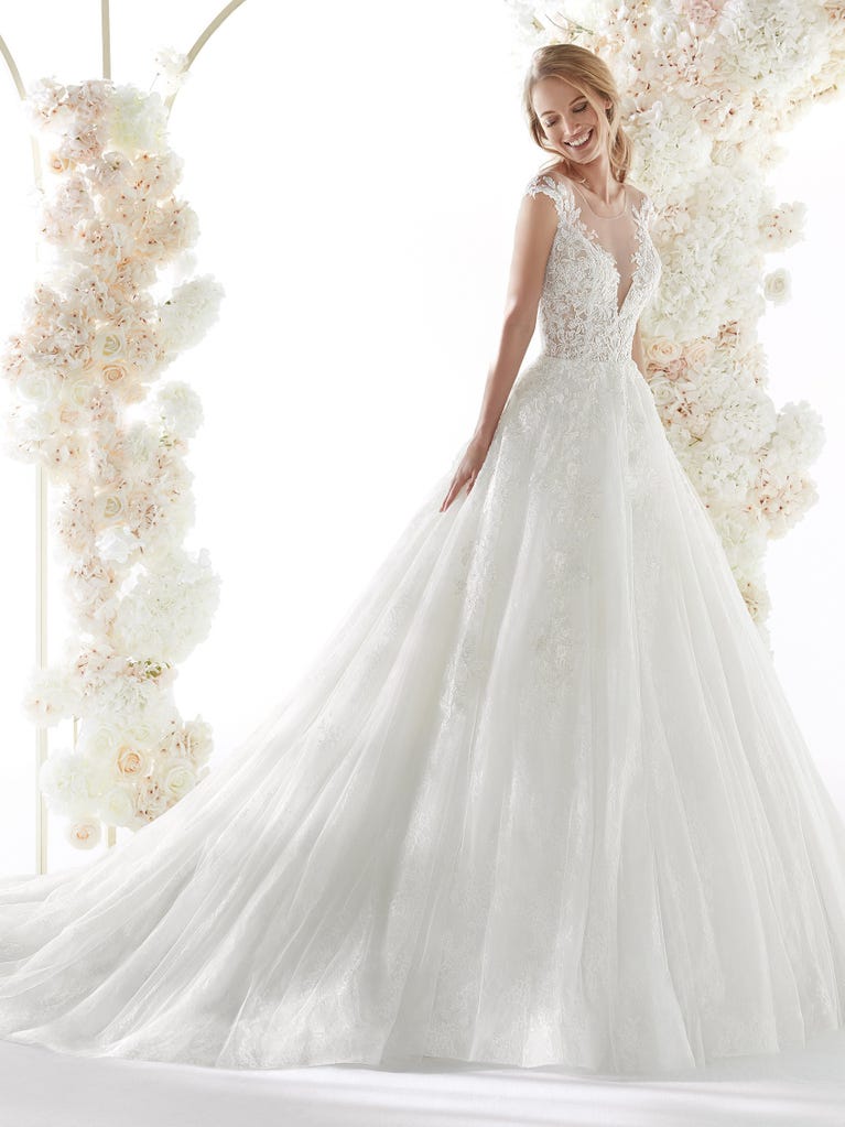 Charming mermaid dress in tulle and chantilly lace. The soft, tulle voile sleeves float like wings!