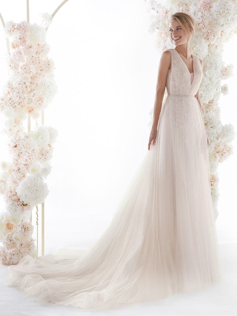Charming mermaid dress in tulle and chantilly lace. The soft, tulle voile sleeves float like wings!