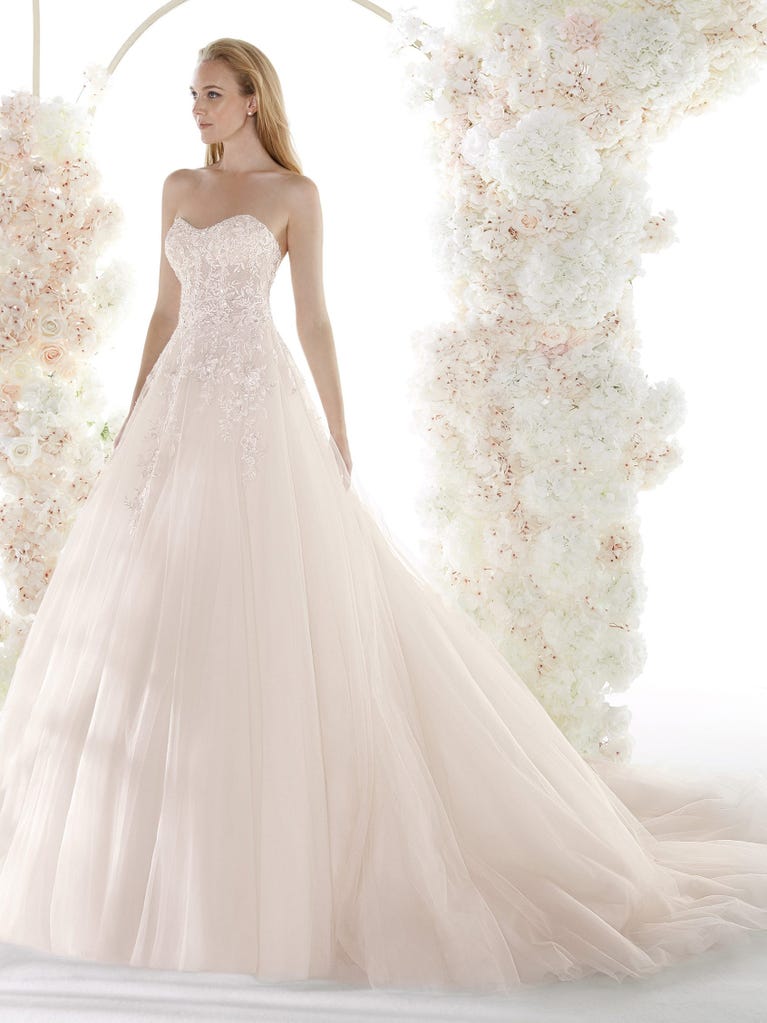Charming mermaid dress in tulle and chantilly lace. The soft, tulle voile sleeves float like wings!