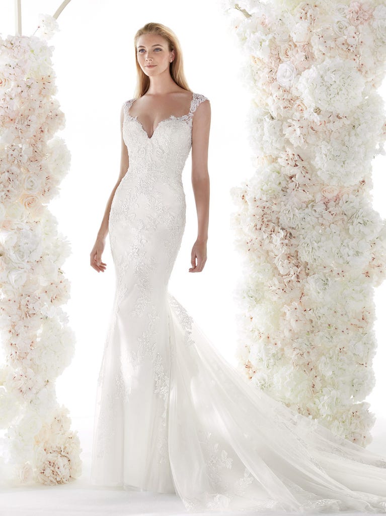 Charming mermaid dress in tulle and chantilly lace. The soft, tulle voile sleeves float like wings!