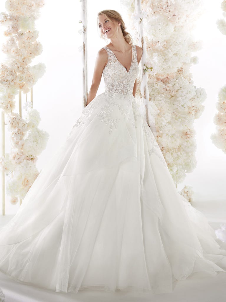 Charming mermaid dress in tulle and chantilly lace. The soft, tulle voile sleeves float like wings!