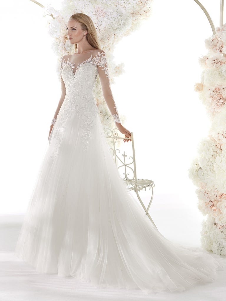 Charming mermaid dress in tulle and chantilly lace. The soft, tulle voile sleeves float like wings!