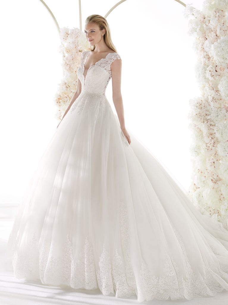 Charming mermaid dress in tulle and chantilly lace. The soft, tulle voile sleeves float like wings!