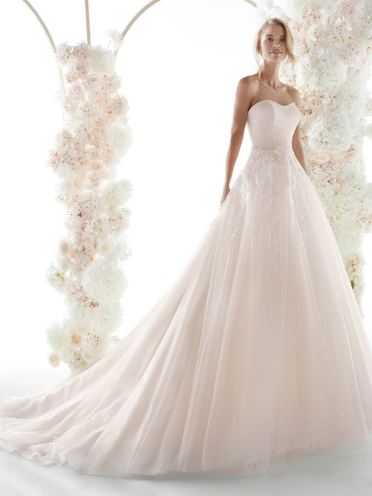 Charming mermaid dress in tulle and chantilly lace. The soft, tulle voile sleeves float like wings!