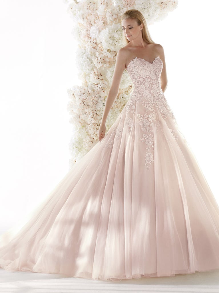 Charming mermaid dress in tulle and chantilly lace. The soft, tulle voile sleeves float like wings!