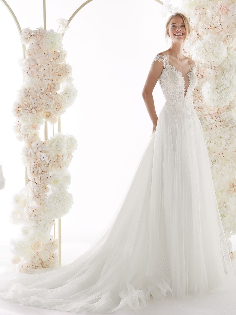 Charming mermaid dress in tulle and chantilly lace. The soft, tulle voile sleeves float like wings!