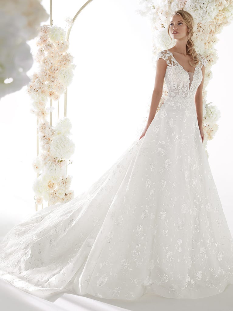 Charming mermaid dress in tulle and chantilly lace. The soft, tulle voile sleeves float like wings!