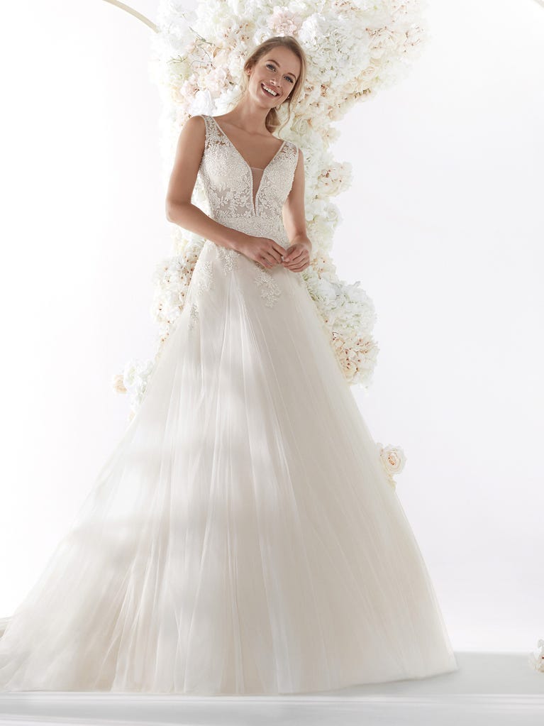 Charming mermaid dress in tulle and chantilly lace. The soft, tulle voile sleeves float like wings!