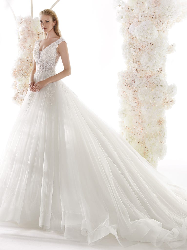 Charming mermaid dress in tulle and chantilly lace. The soft, tulle voile sleeves float like wings!
