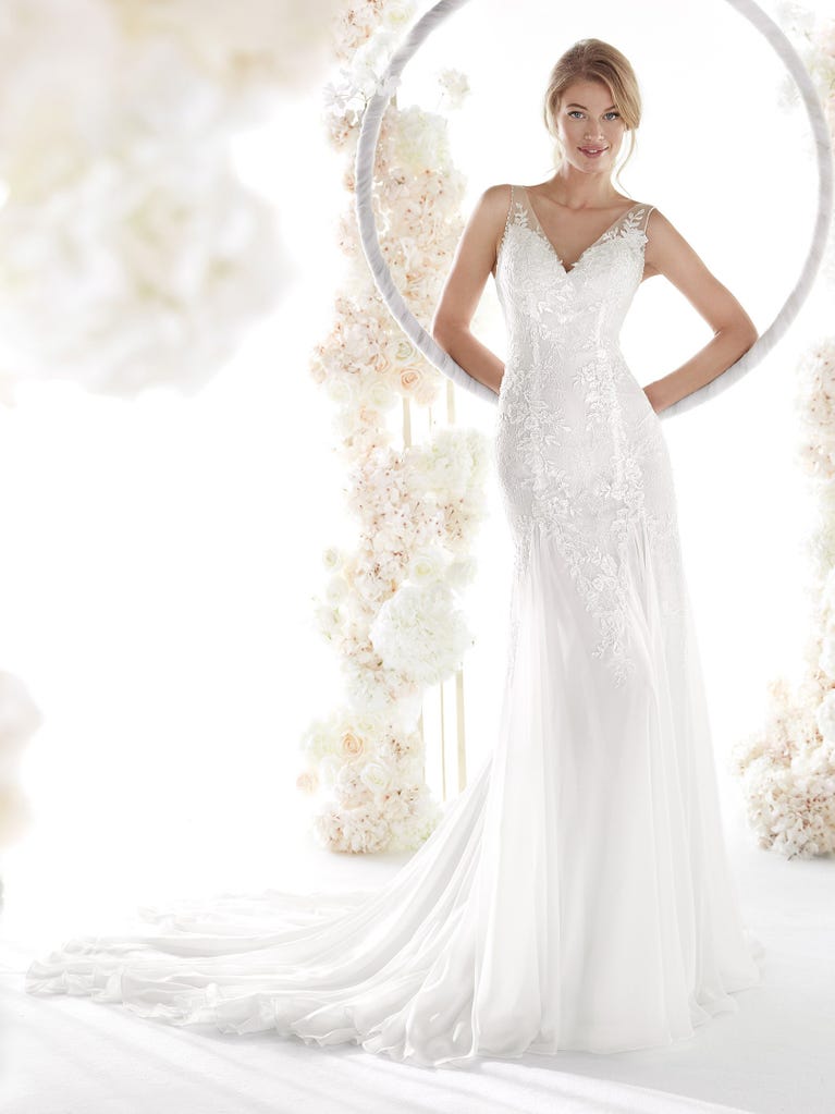 Charming mermaid dress in tulle and chantilly lace. The soft, tulle voile sleeves float like wings!