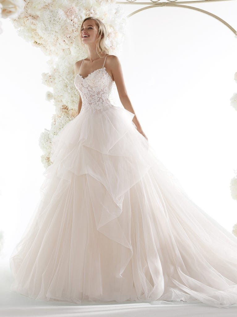 Charming mermaid dress in tulle and chantilly lace. The soft, tulle voile sleeves float like wings!