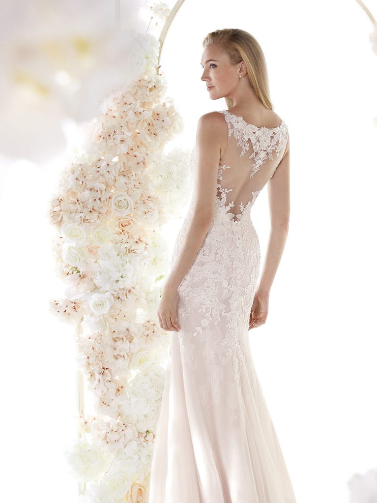Charming mermaid dress in tulle and chantilly lace. The soft, tulle voile sleeves float like wings!