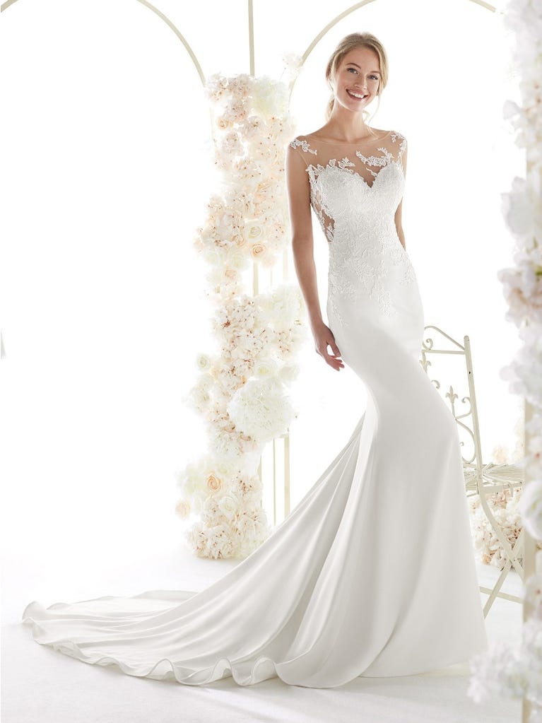 Charming mermaid dress in tulle and chantilly lace. The soft, tulle voile sleeves float like wings!