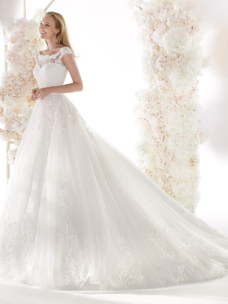 Charming mermaid dress in tulle and chantilly lace. The soft, tulle voile sleeves float like wings!