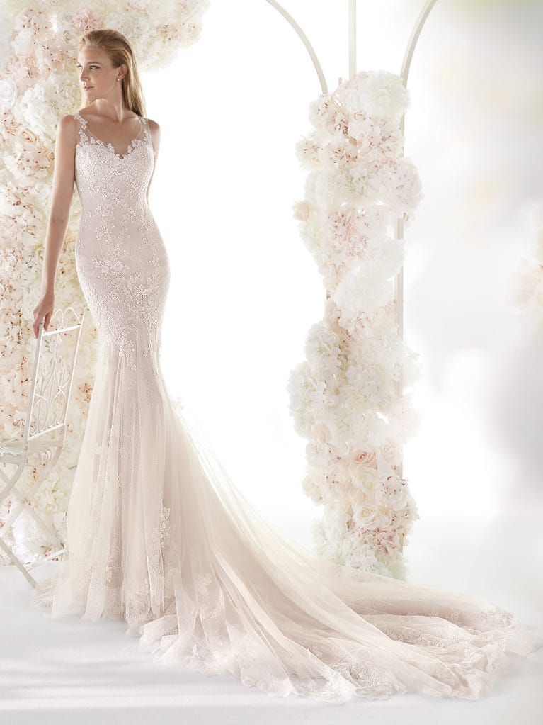 Charming mermaid dress in tulle and chantilly lace. The soft, tulle voile sleeves float like wings!