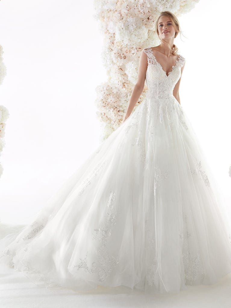 Charming mermaid dress in tulle and chantilly lace. The soft, tulle voile sleeves float like wings!