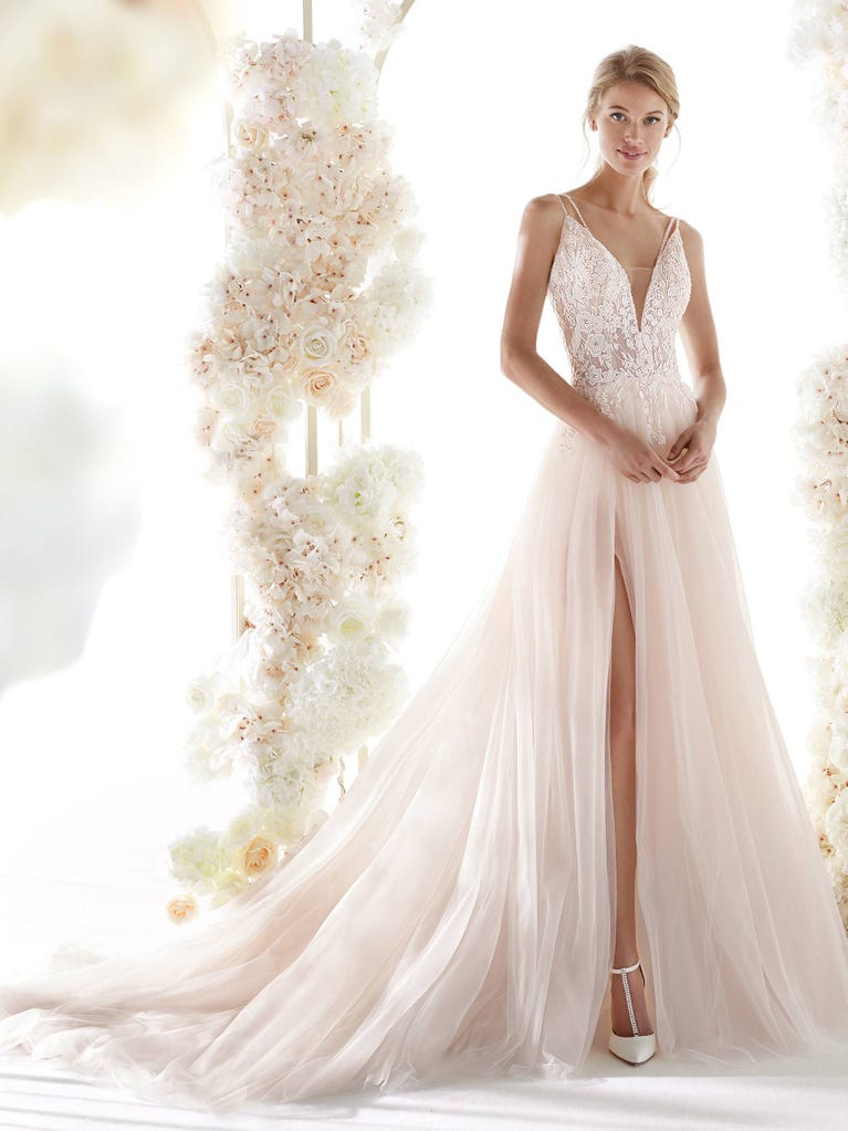 Charming mermaid dress in tulle and chantilly lace. The soft, tulle voile sleeves float like wings!