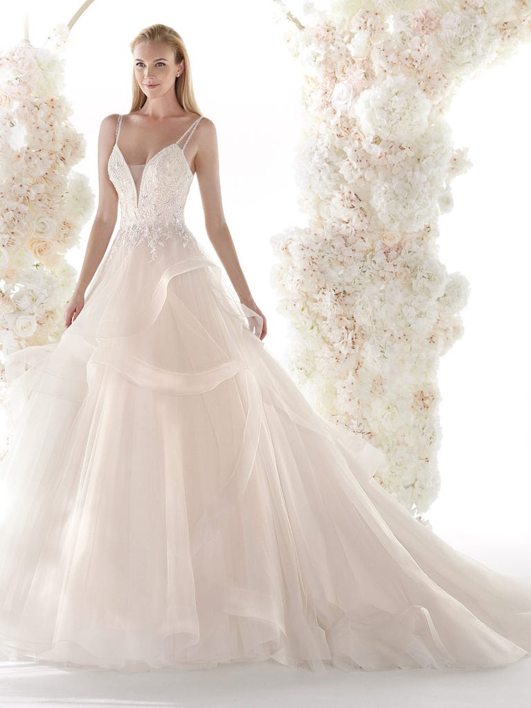 Charming mermaid dress in tulle and chantilly lace. The soft, tulle voile sleeves float like wings!