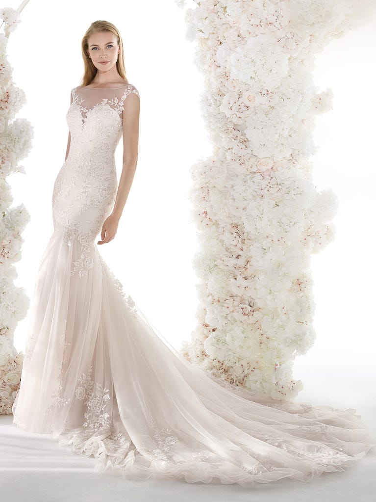 Charming mermaid dress in tulle and chantilly lace. The soft, tulle voile sleeves float like wings!