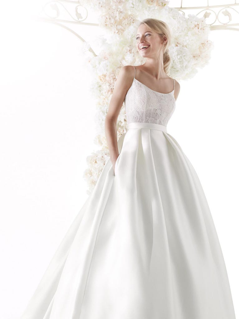 Charming mermaid dress in tulle and chantilly lace. The soft, tulle voile sleeves float like wings!