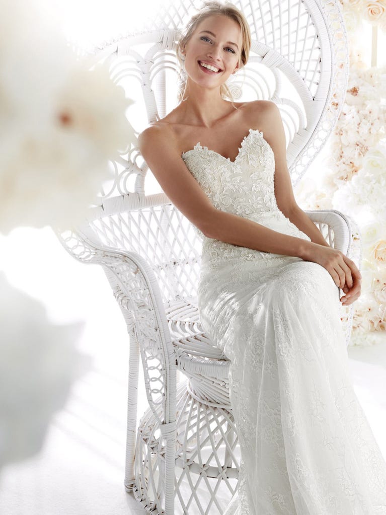 Charming mermaid dress in tulle and chantilly lace. The soft, tulle voile sleeves float like wings!