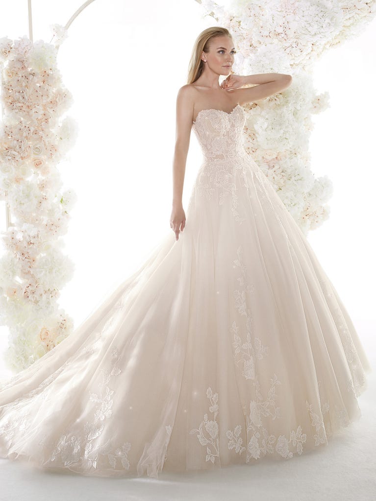 Charming mermaid dress in tulle and chantilly lace. The soft, tulle voile sleeves float like wings!