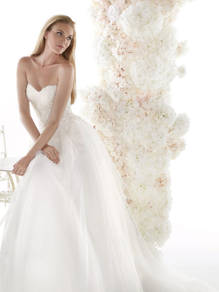 Charming mermaid dress in tulle and chantilly lace. The soft, tulle voile sleeves float like wings!