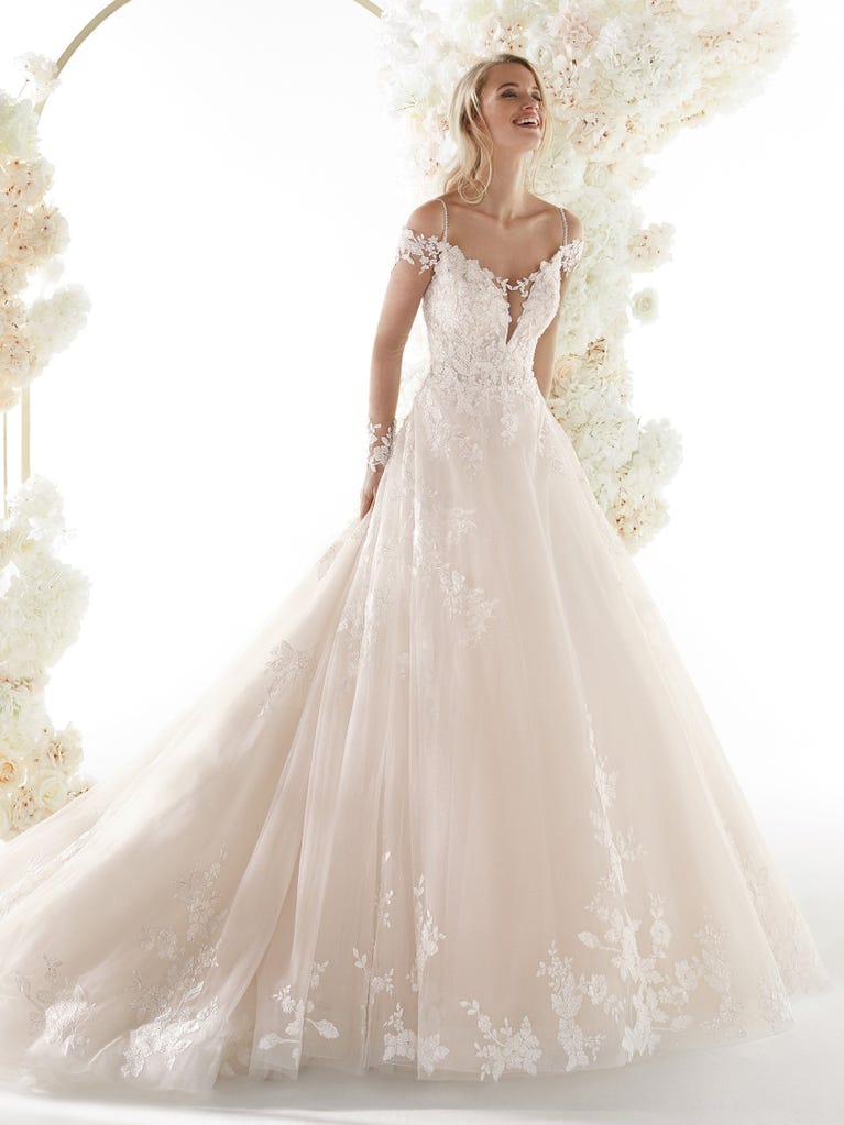 Charming mermaid dress in tulle and chantilly lace. The soft, tulle voile sleeves float like wings!