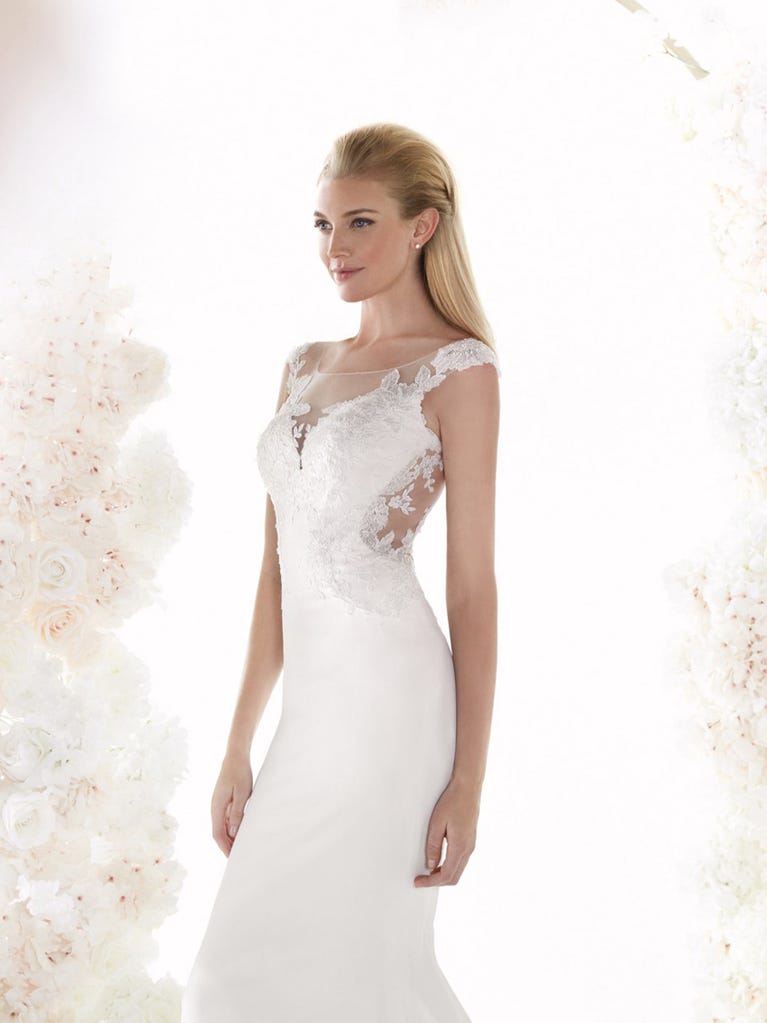 Charming mermaid dress in tulle and chantilly lace. The soft, tulle voile sleeves float like wings!