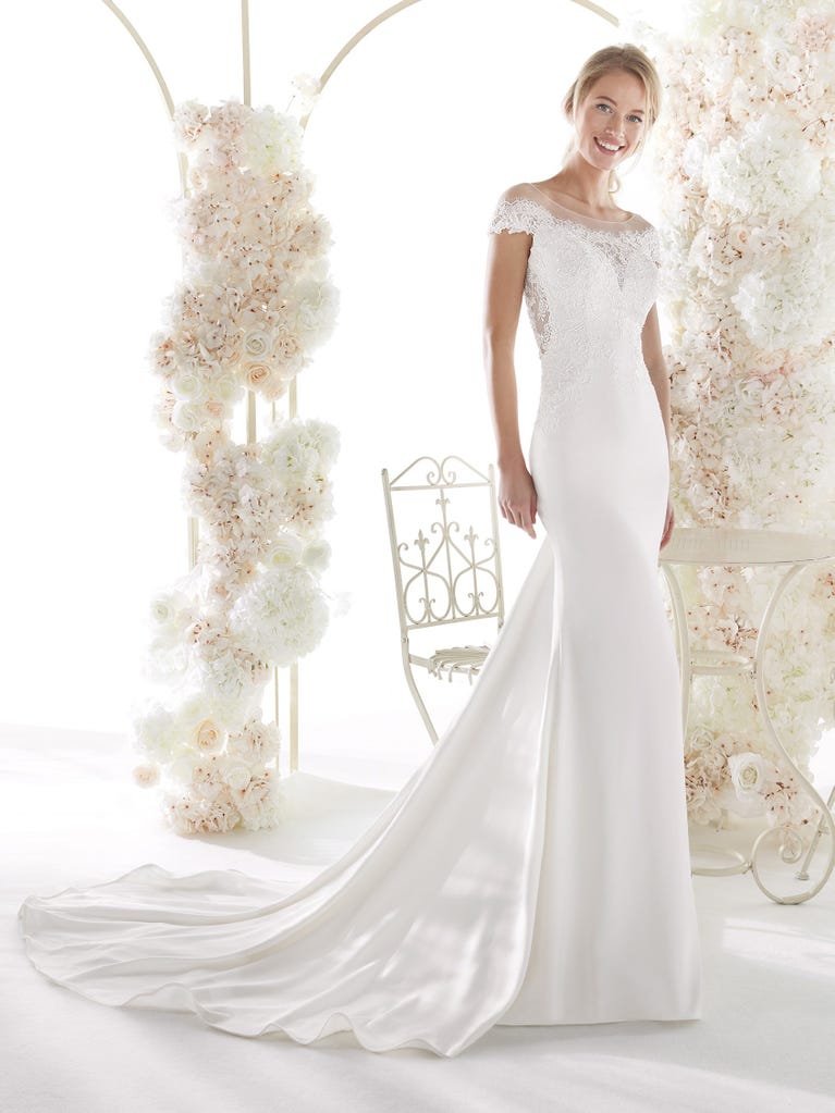 Charming mermaid dress in tulle and chantilly lace. The soft, tulle voile sleeves float like wings!