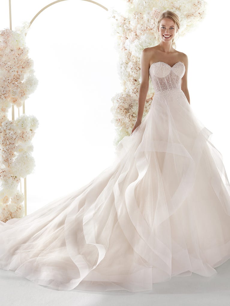 Charming mermaid dress in tulle and chantilly lace. The soft, tulle voile sleeves float like wings!