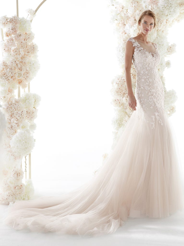 Charming mermaid dress in tulle and chantilly lace. The soft, tulle voile sleeves float like wings!