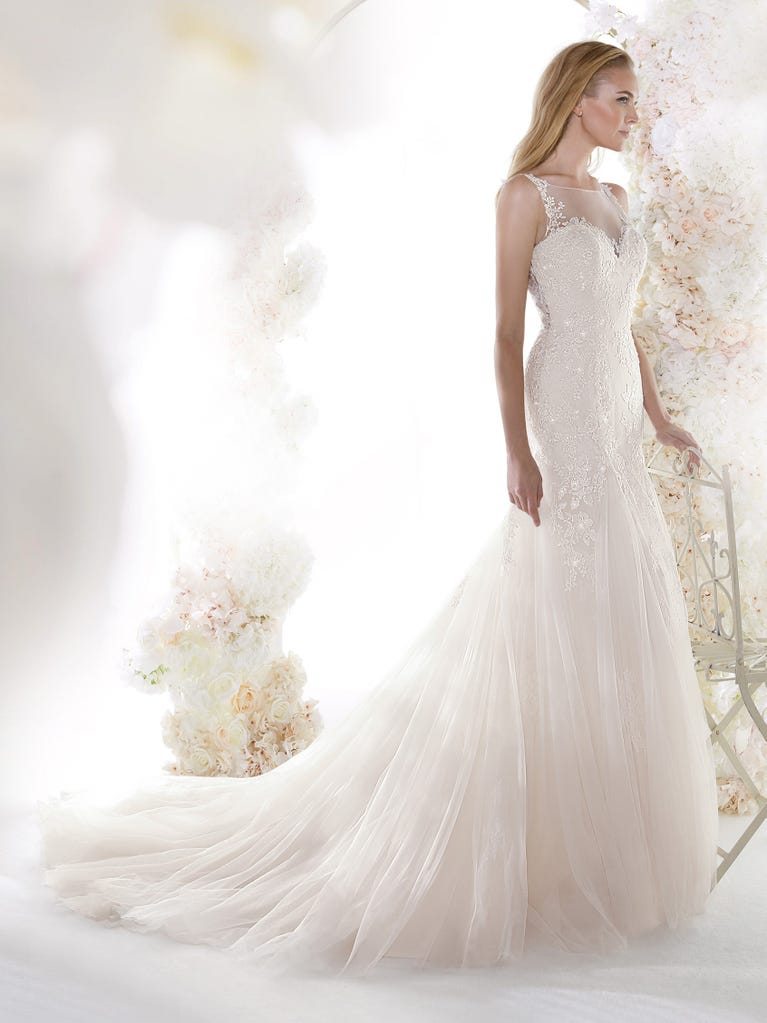 Charming mermaid dress in tulle and chantilly lace. The soft, tulle voile sleeves float like wings!