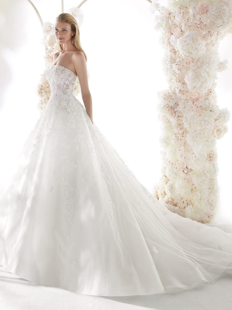 Charming mermaid dress in tulle and chantilly lace. The soft, tulle voile sleeves float like wings!