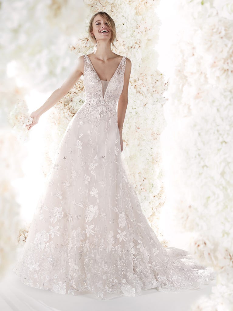 Charming mermaid dress in tulle and chantilly lace. The soft, tulle voile sleeves float like wings!