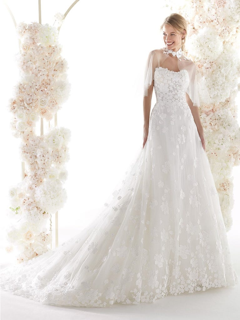 Charming mermaid dress in tulle and chantilly lace. The soft, tulle voile sleeves float like wings!