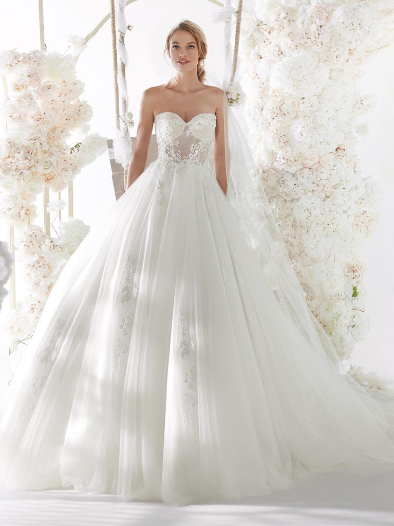 Charming mermaid dress in tulle and chantilly lace. The soft, tulle voile sleeves float like wings!