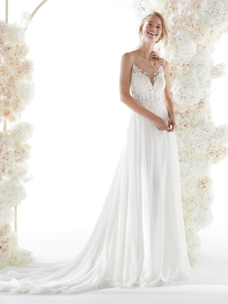 Charming mermaid dress in tulle and chantilly lace. The soft, tulle voile sleeves float like wings!