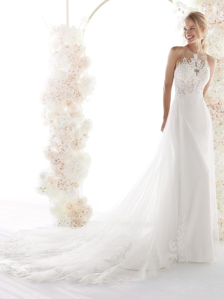 Charming mermaid dress in tulle and chantilly lace. The soft, tulle voile sleeves float like wings!