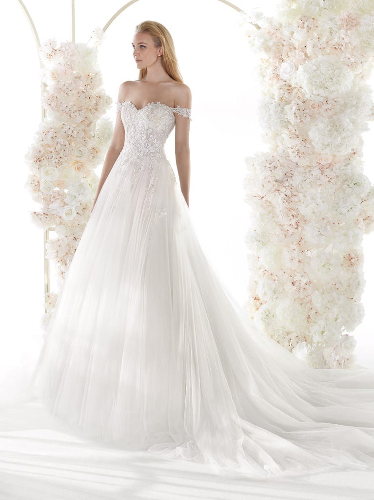 Charming mermaid dress in tulle and chantilly lace. The soft, tulle voile sleeves float like wings!