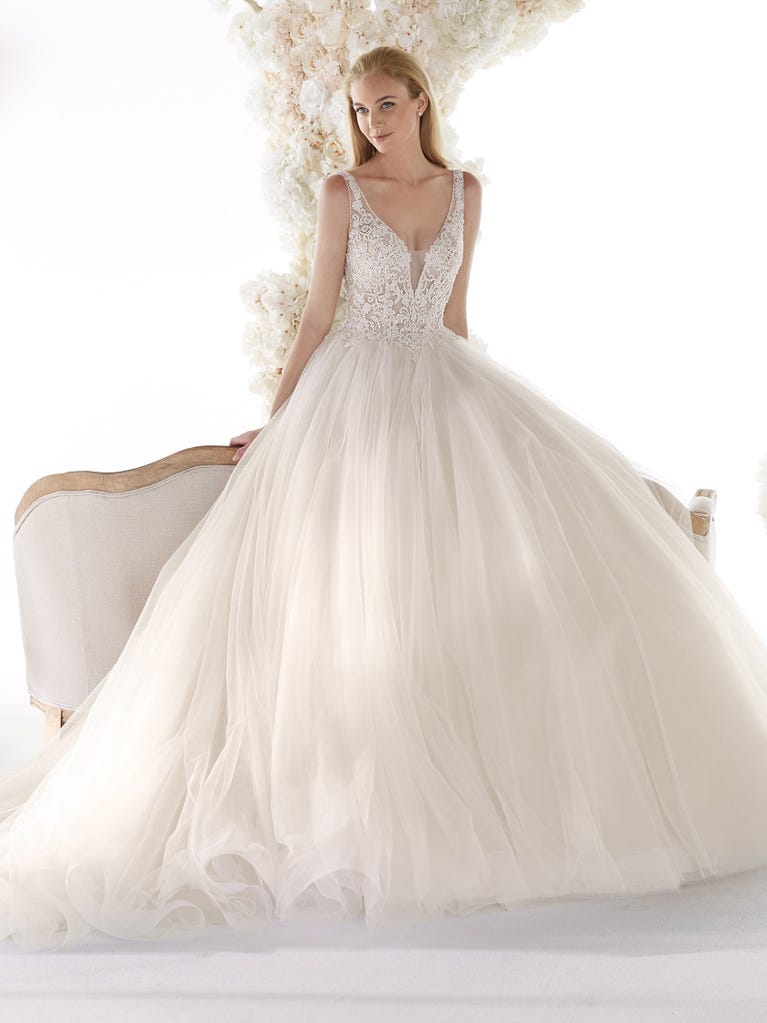 Charming mermaid dress in tulle and chantilly lace. The soft, tulle voile sleeves float like wings!
