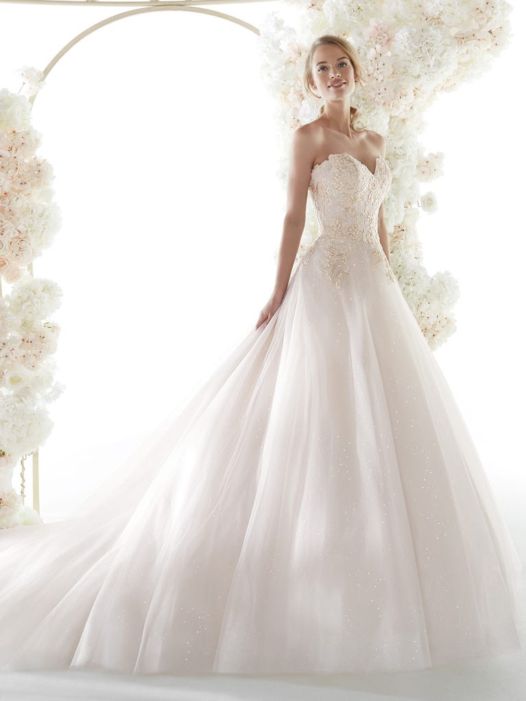 Charming mermaid dress in tulle and chantilly lace. The soft, tulle voile sleeves float like wings!