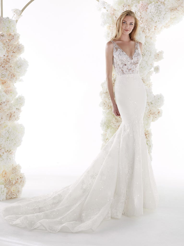 Charming mermaid dress in tulle and chantilly lace. The soft, tulle voile sleeves float like wings!