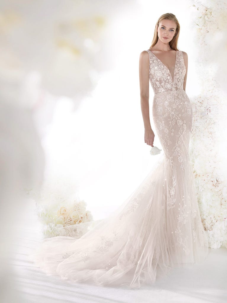 Charming mermaid dress in tulle and chantilly lace. The soft, tulle voile sleeves float like wings!
