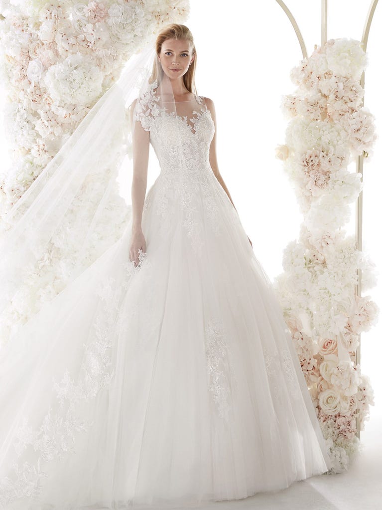 Charming mermaid dress in tulle and chantilly lace. The soft, tulle voile sleeves float like wings!