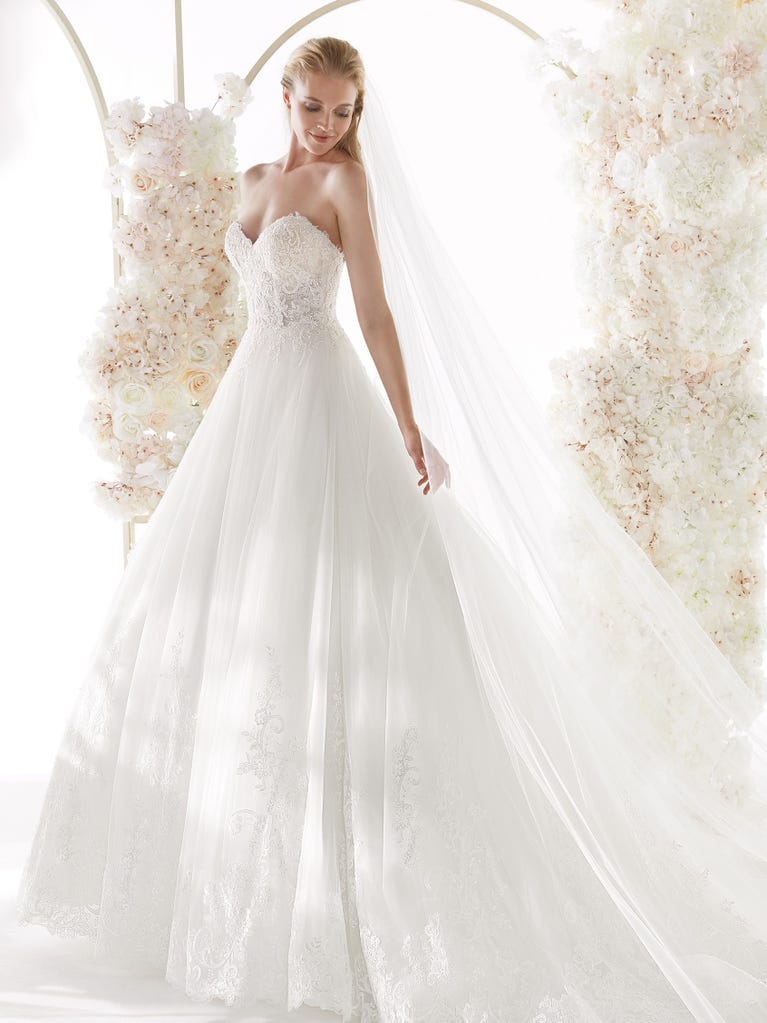 Charming mermaid dress in tulle and chantilly lace. The soft, tulle voile sleeves float like wings!