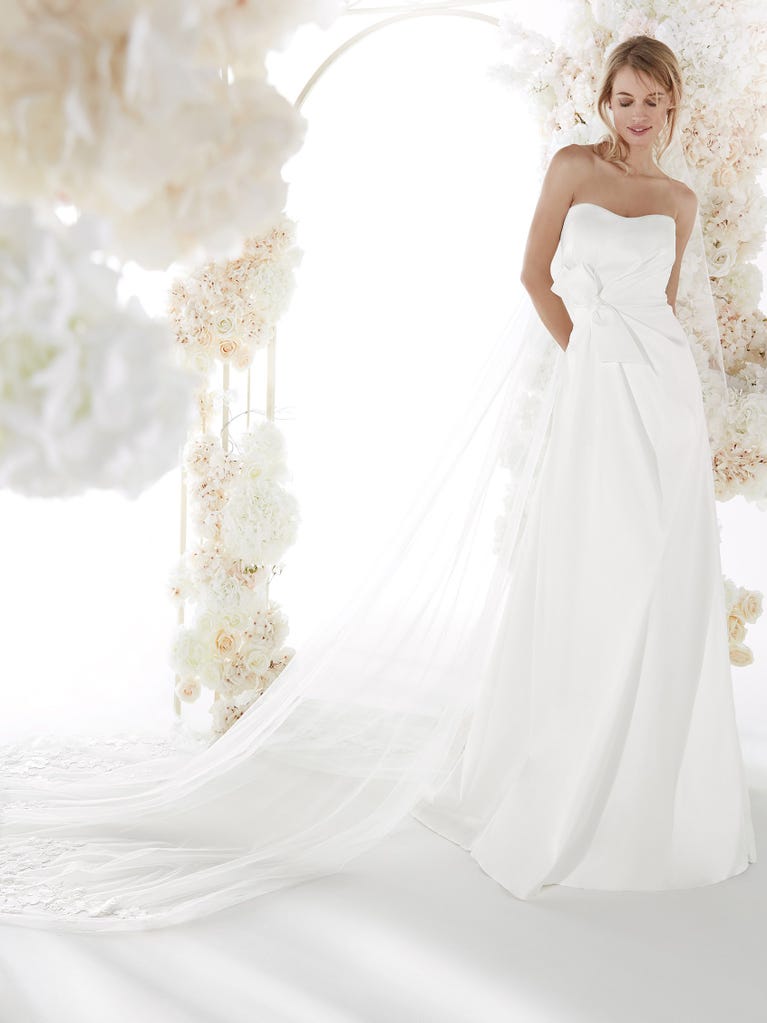 Charming mermaid dress in tulle and chantilly lace. The soft, tulle voile sleeves float like wings!