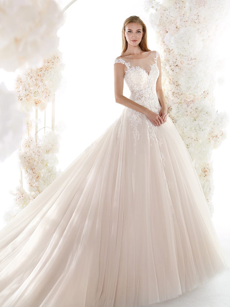 Charming mermaid dress in tulle and chantilly lace. The soft, tulle voile sleeves float like wings!