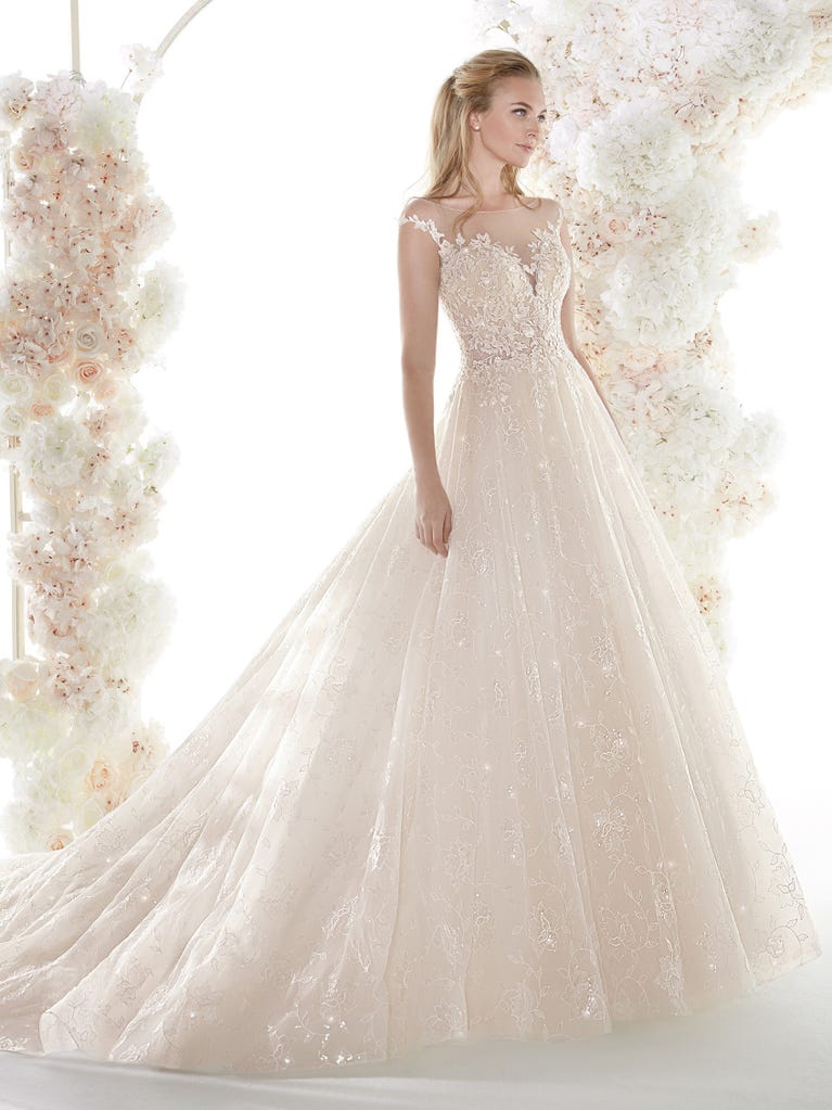 Charming mermaid dress in tulle and chantilly lace. The soft, tulle voile sleeves float like wings!